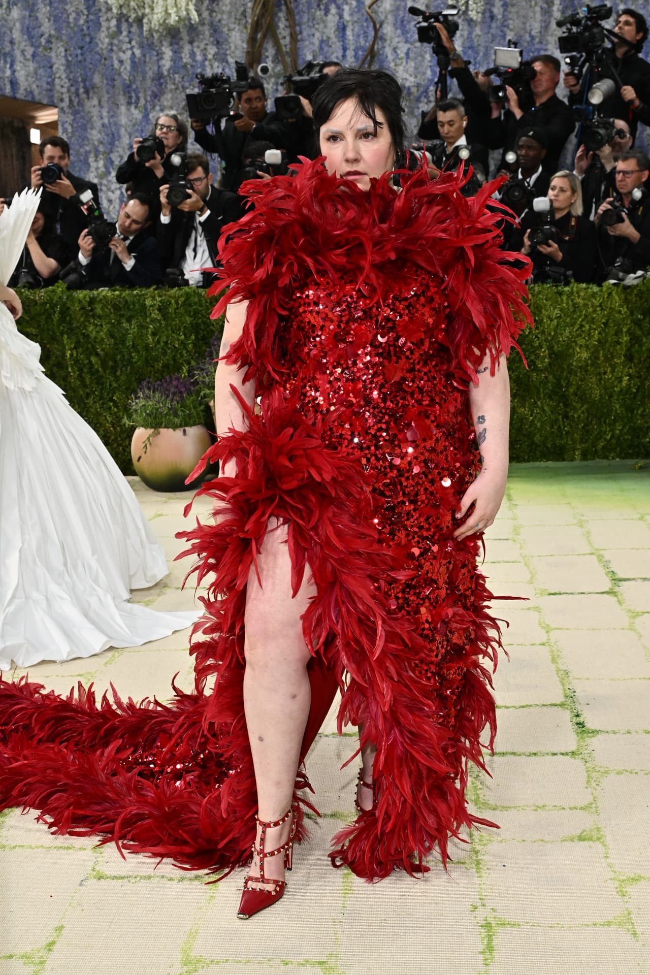 La actriz y autora Lena Dunham colaboró con el diseñador de Valentino Alessandro Michele en su vestido rojo con plumas para representar su interpretación de “Judith decapitando a Holofernes”.