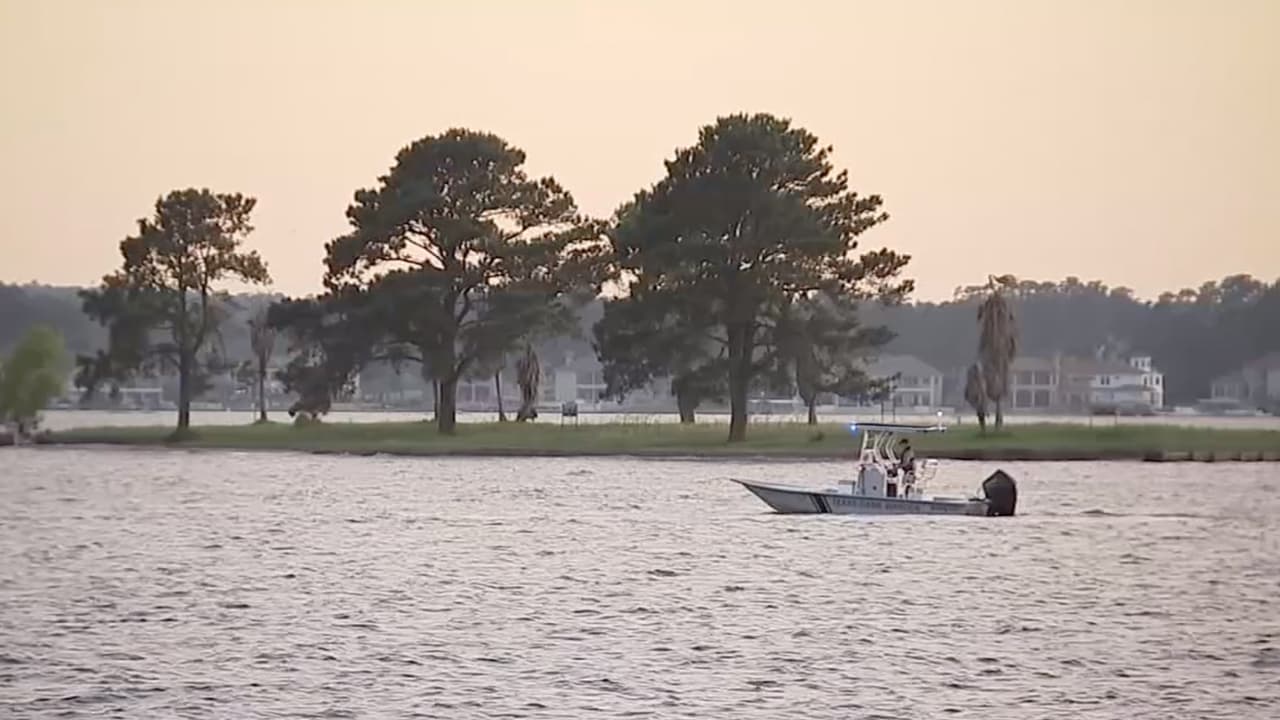 Una mujer, de 26 años, cayó al agua y su novio, de 24 años, saltó para intentar 
<b><a href="https://www.univision.com/temas/rescate">rescatarla. </a></b>