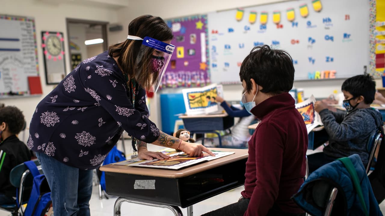 Maestros pierden la demanda que interpusieron contra el mandato de vacunación en Nueva York