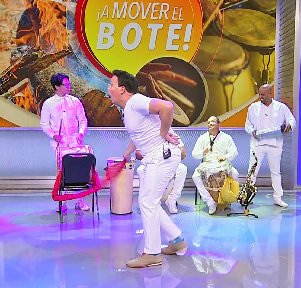 Raúl 'Tormenta' González danzó al ritmo de los tambores venezolanos donde también interpretó algunas estrofas. Sus rápidos y rítmicos movimientos pronto hicieron que el equipo de Despierta América se contagiara con su energía.