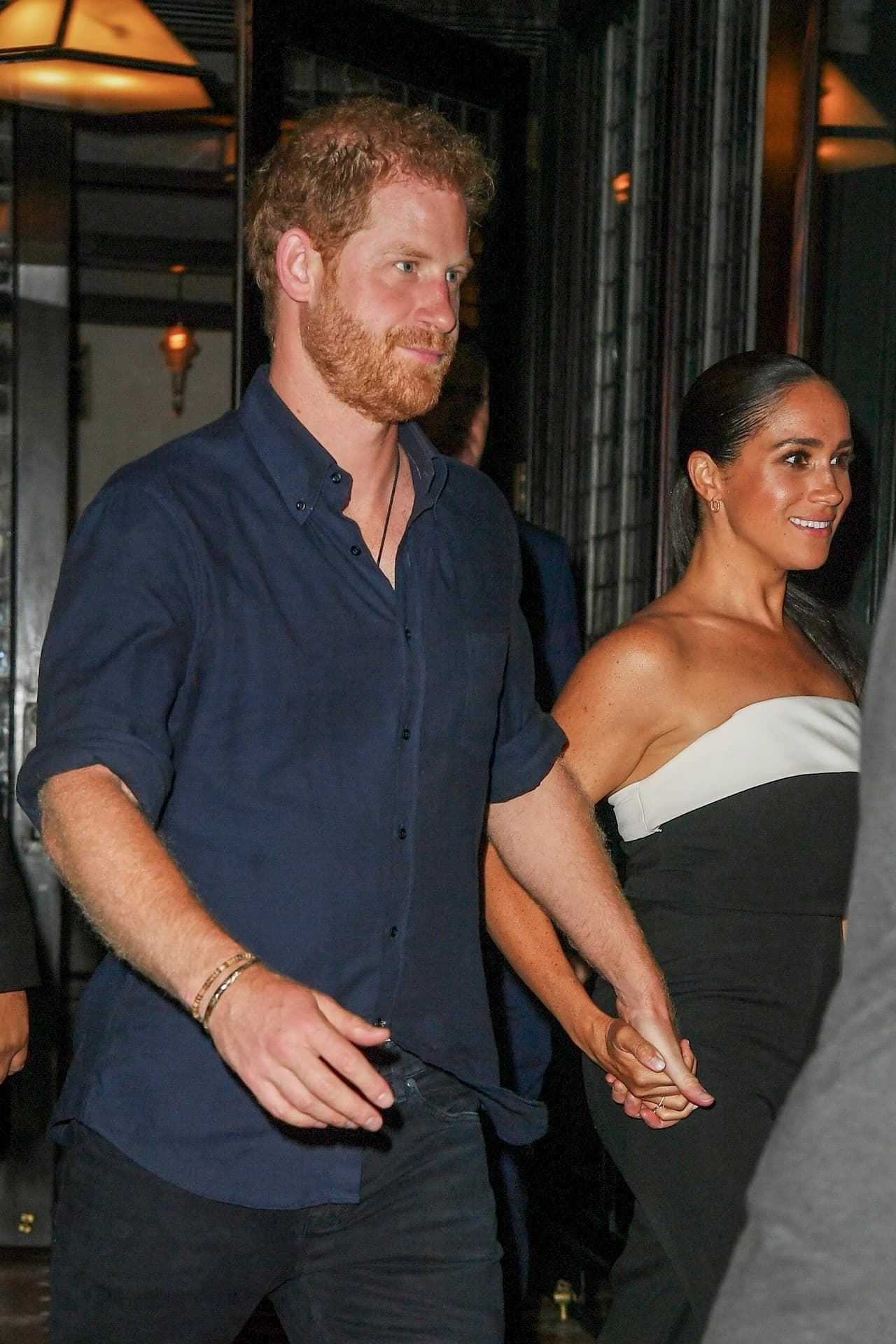 Ese mismo día por la noche acudieron a una cena en el restaurante Locanda Verde de Tribeca, donde la duquesa de Sussex llegó vistiendo un monocromático de la diseñadora Gabriela Hearst, detalló Hello!
<br>