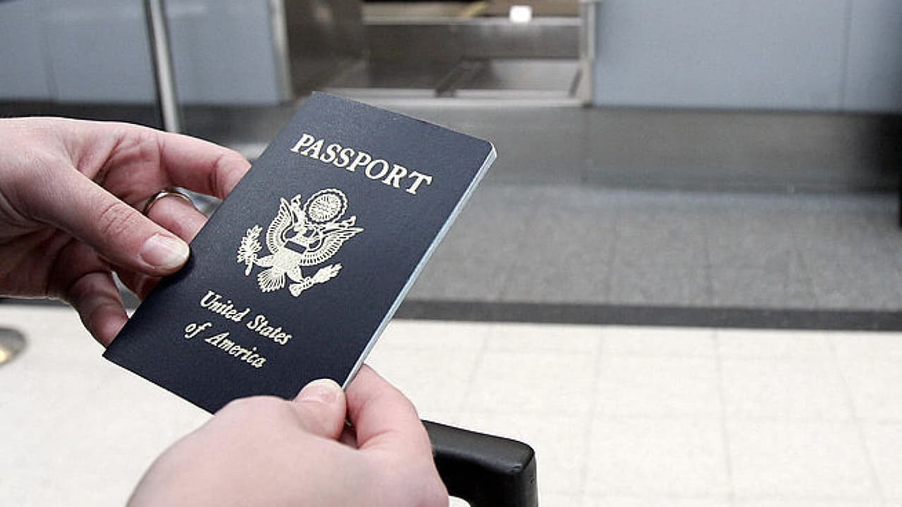 <b>En video: <b>¿Planeas viajar este verano? Verifica que tu pasaporte estadounidense esté vigente porque hay demoras en la renovación</b></b>
<br>
<br>Varios congresistas enviaron una carta al Departamento de Estado pidiendo que aceleren los trámites de los pasaportes, pero esta agencia culpó a los retrasos en el servicio de correo. Más de dos millones de solicitudes están atrasadas actualmente.