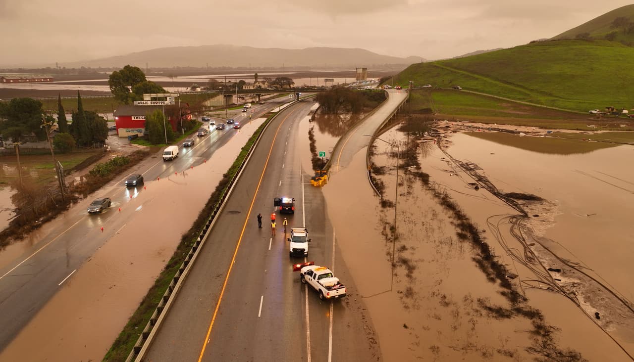 Múltiples ríos atmosféricos, uno de ellos en forma de ciclón bomba, han azotado el norte de California desde el primer día del año. En la imagen, un tramo de la carretera 101 en Gilroy quedó cubierto por el agua.
