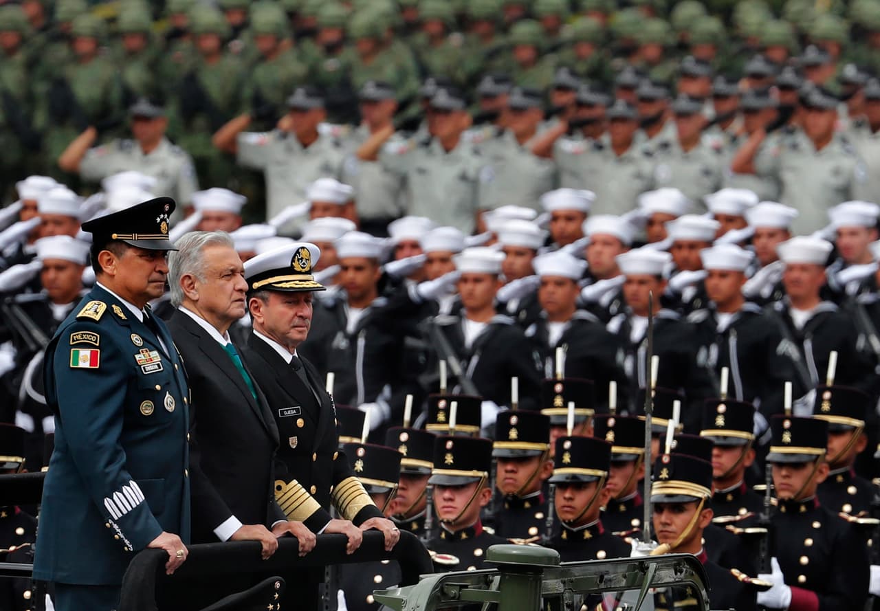 El presidente mexicano Andrés Manuel López Obrador hace un recorrido ante las Fuerzas Armadas de su país.