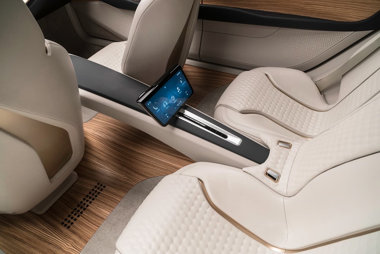 El panel de controles e instrumentos del el Nissan Vmotion 2.0 está diseñado en base a la forma de una ‘ala de planeador’ e integra los instrumentos con el sistema telemático del vehículo el cual incluye ahora una
<b>pantalla suplementaria para los pasajeros en los asientos traseros</b>.