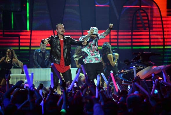 Ambos cantantes presentaron el sencillo '6 am'.