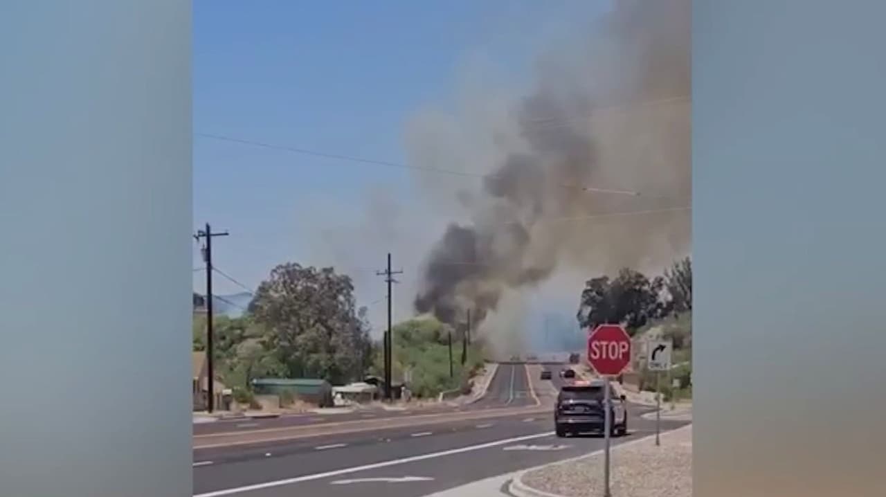 Familias hispanas lo perdieron todo por las llamas del incendio Jones en Wickenburg