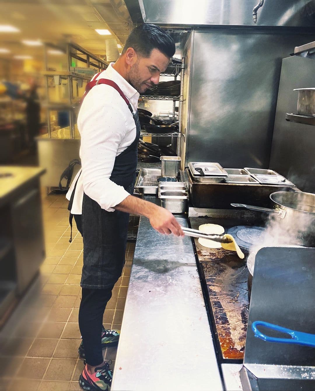 Después de dos años de preparatoria y una beca por béisbol en West Palm Beach Community College,
<a href="https://www.univision.com/shows/despierta-america/la-cocina-nada-tiene-que-ver-con-el-sueno-de-infancia-por-el-que-yisus-dejo-su-natal-venezuela-video" target="_blank">Yisus decidió quedarse</a> a vivir en Miami, ciudad en la que la vida lo fue inclinando al mundo de la gastronomía.