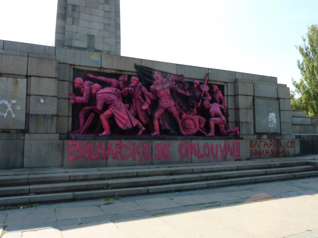 <b>SOFÍA. </b>En 2013 fue pintado de rosa (en referencia al artista checo David Černý que suele hacer obras de protesta política en rosa) en honor del aniversario de la 
<b>Primavera de Praga, con la frase en búlgaro y checo que dice "Bulgaria se disculpa"</b>. El 21 de agosto de 1968, ejércitos del Pacto de Varsovia -soviéticos y búlgaros entre otros- invadieron la entonces Checoslovaquia para aplastar las reformas democráticas conocidas como la 'Primavera de Praga'. Murieron más de 100 personas y hubo cientos de heridos.