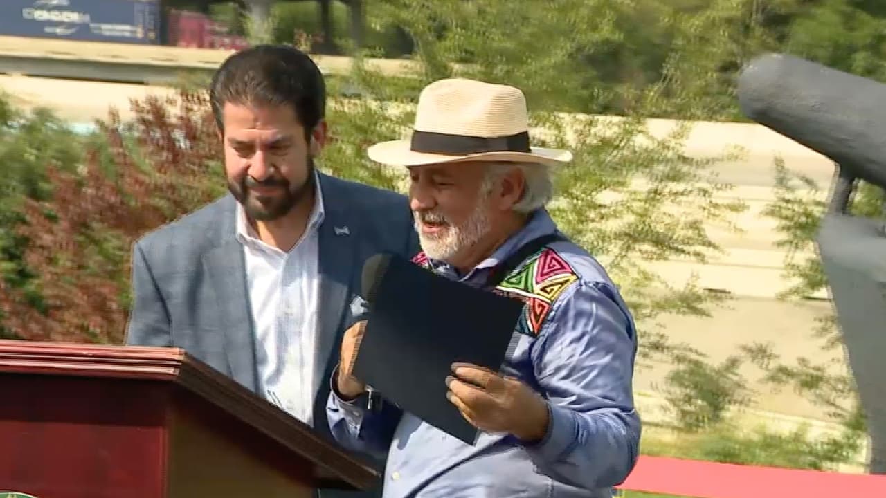 Estuvieron presentes el comisionado del precinto 2 del condado Harris, Adrián García, miembros de Houston Arts Alliance, representantes del museo Guadalupe Aztlán y residentes del área.