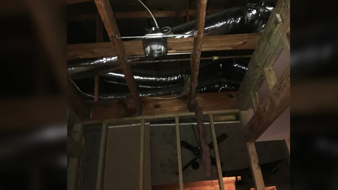 Rosalva Salgado cuenta en facebook que en su casa una ventana resultó dañada y observó otras viviendas con destrozos en los alredediores de Westbranch.