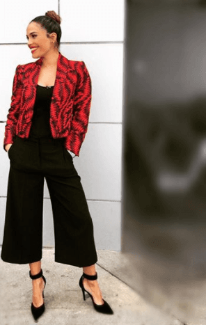 El negro no tiene porque ser aburrido, y menos si lo combinas con un saco divertido y brillante.