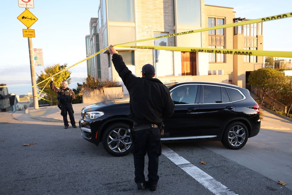 El agresor del esposo de Pelosi llevaba bridas para atarlo, según fuentes de la investigación