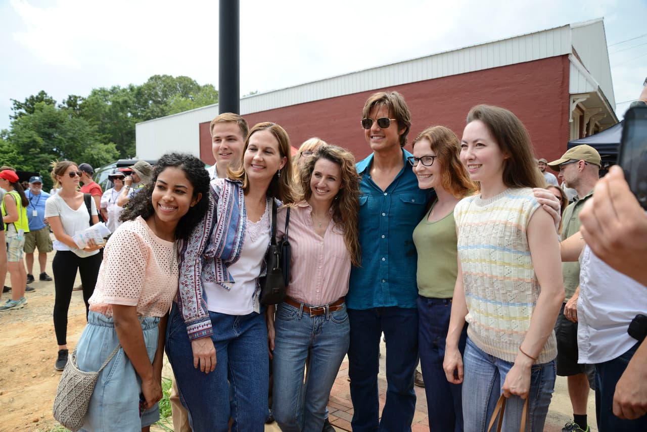 ¡Prefirió voltear a otro lado cuando las chicas se le abalanzaron encima!