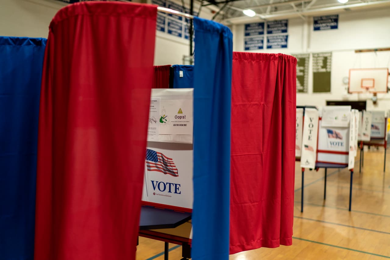 Todo listo en una escuela de Hollis, New Hampshire, para la votación de este martes.