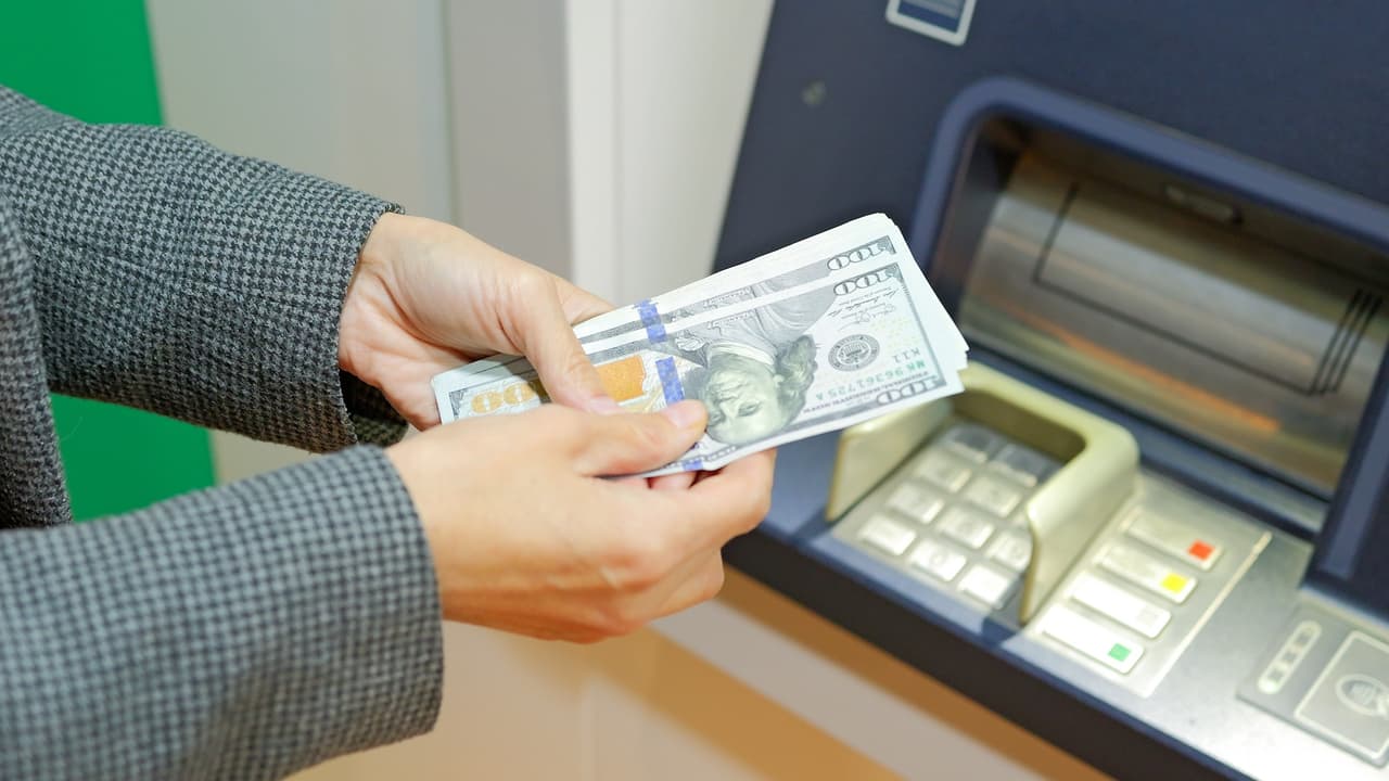 ¿Un inmigrante deportado puede recuperar su dinero en el banco? Te explicamos