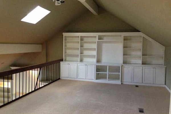 La casa también cuenta con un gran espacio de oficina con estanterías integradas en el sótano, una zona de loft con libreros empotrados y un porche cubierto