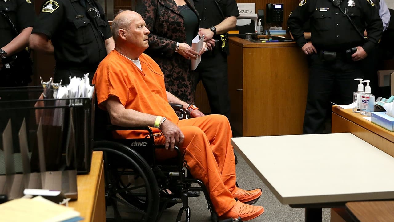 Joseph James DeAngelo, de 74 años, es conocido como el 'asesino del Golden State'. En el juicio que se lleva a cabo, confesó haber violado y asesinado a una docena de mujeres durante los años 70s y 80s. Más información 
<a href="https://www.univision.com/noticias/estados-unidos/la-macabra-historia-detras-del-asesino-del-golden-state-el-hombre-que-por-anos-sembro-el-terror-en-california" target="_blank">aquí</a>.