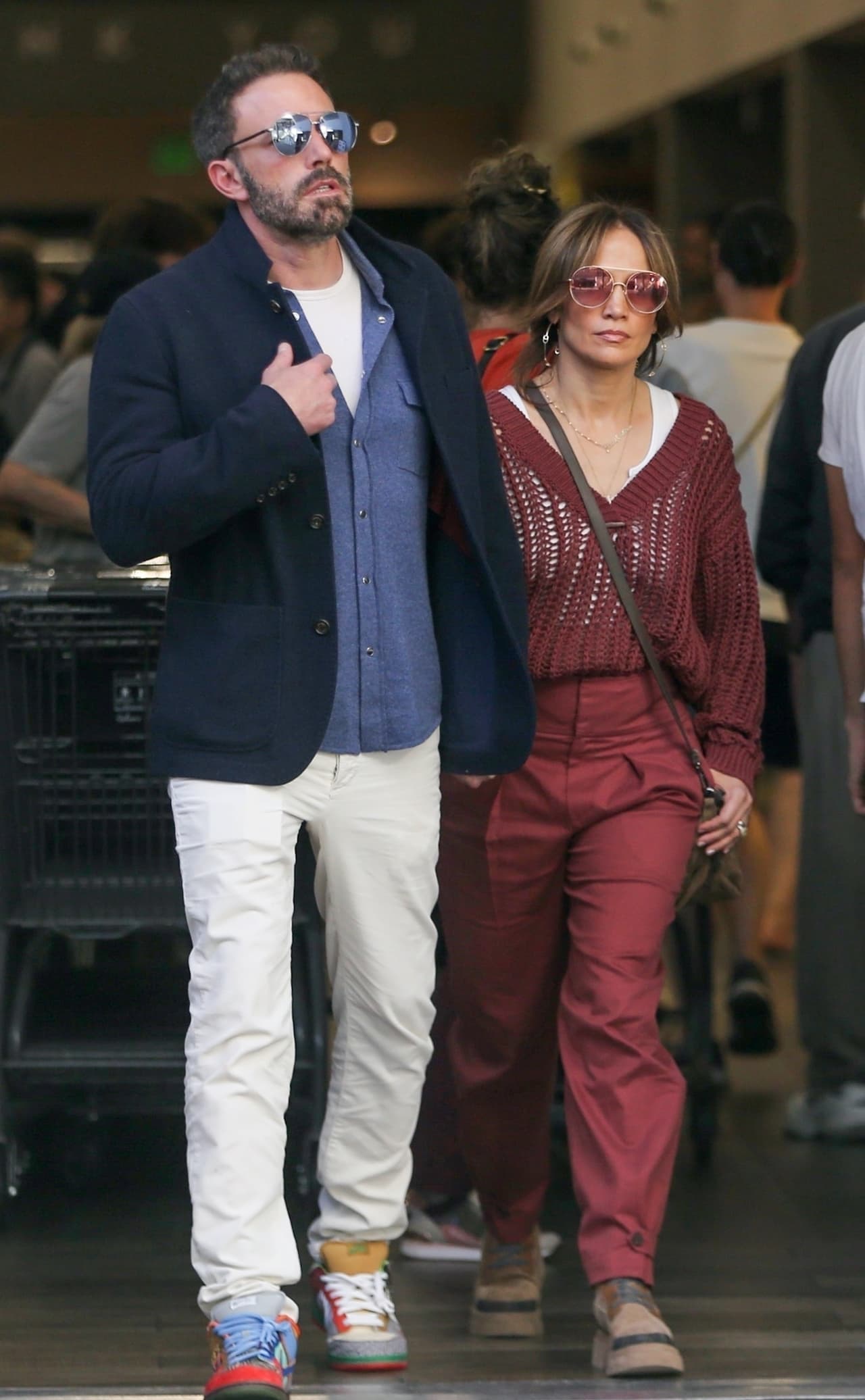 Mientras que ella lució un conjunto relajado en color vino, su marido optó por combinar una camisa y un saco en tonos azules con un pantalón de vestir beige.
<br>