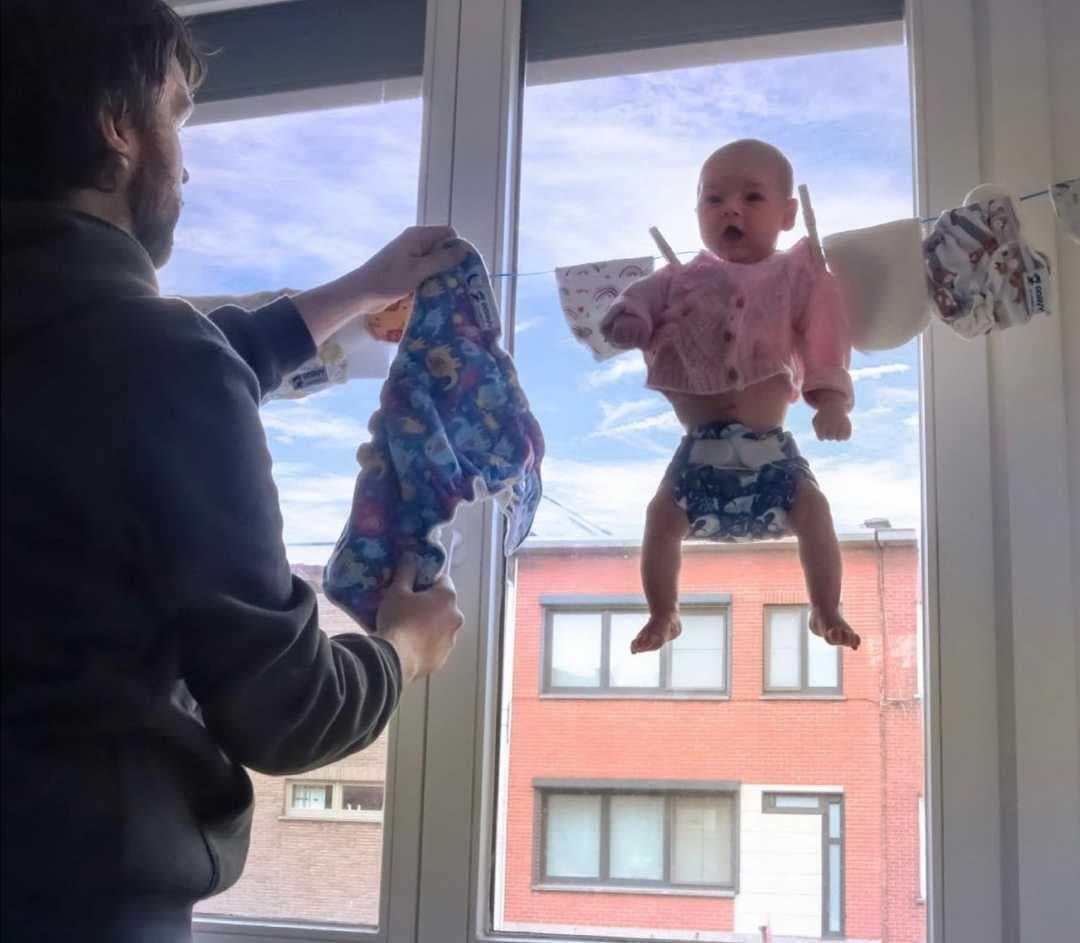 El padre cuenta a
<a href="https://www.univision.com/noticias" target="_blank">Univision Noticias</a> que cuando su hija tenía tres meses, su madre tuvo que volver al trabajo, por lo que cada martes que le tocaba quedarse en casa su pareja le pedía fotos para ver cómo estaban los niños:
<b>"Fue ahí cuando decidí hacer algo divertido".</b>