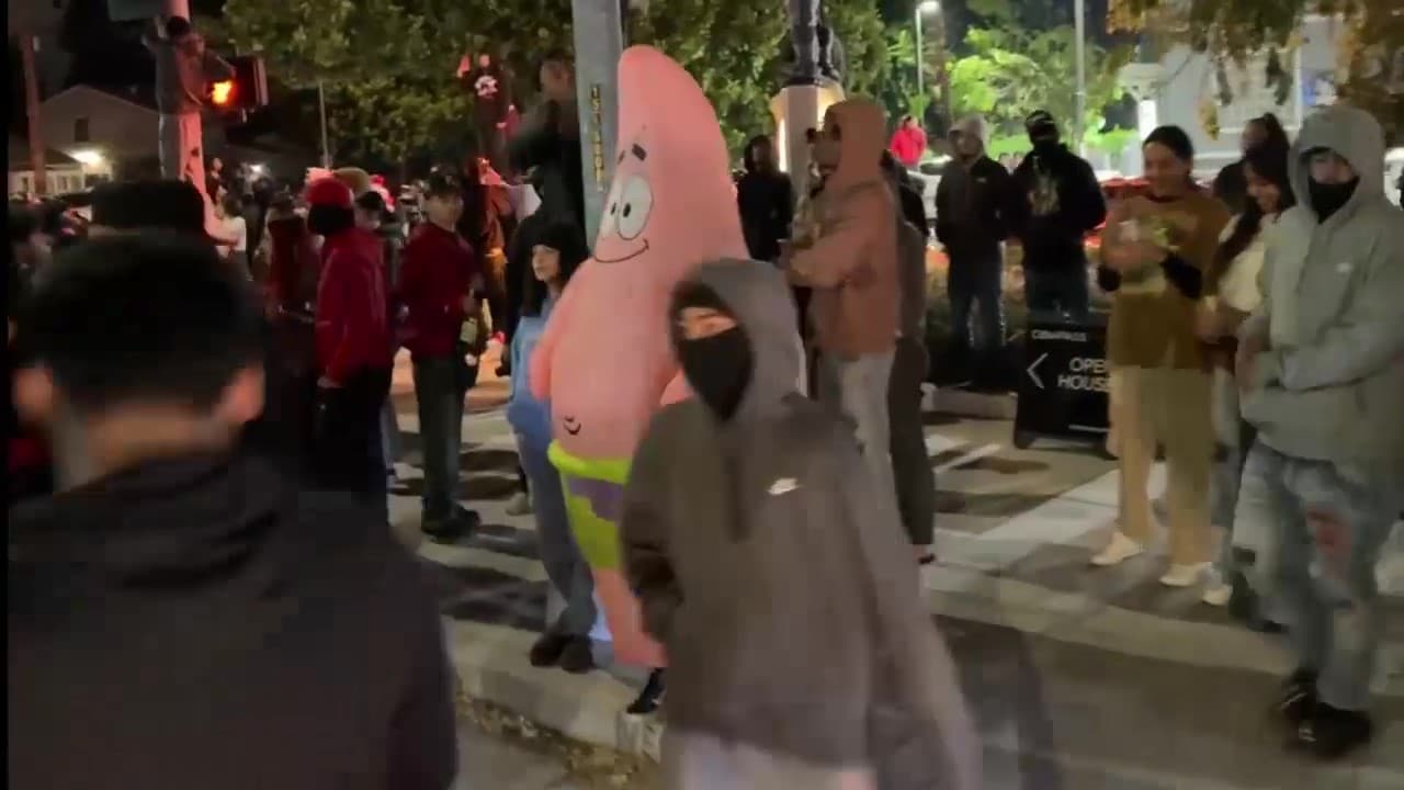 Uno de los espectadores se disfrazó de Patricio Estrella, el personaje de Bob Esponja.