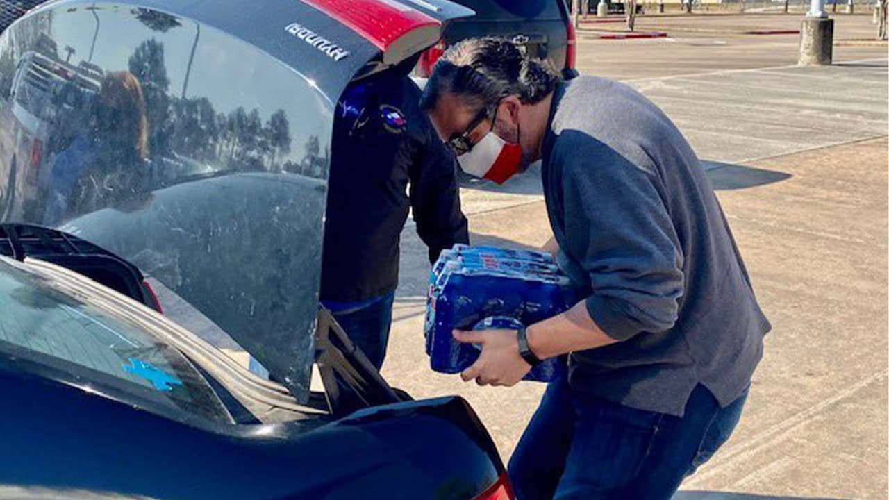 <a href="https://www.univision.com/temas/ted-cruz">Ted Cruz</a>, senador por Texas, publicó unas fotos donde se le ve entregando cajas de agua embotellada a residentes de la región.