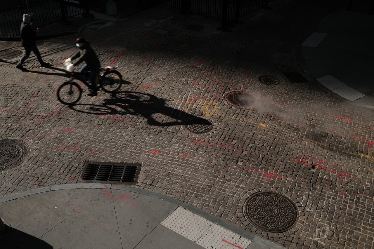 El gobernador Andrew Cuomo también se mantiene optimista. Está exigiendo que el estado de Nueva York reciba 15,000 millones de dólares de los 350,000 millones para los gobiernos estatales y locales en el paquete de ayuda de 1.9 billones de dólares que Biden ha dicho que quiere que el Congreso apruebe en sus primeros 100 días en el cargo.