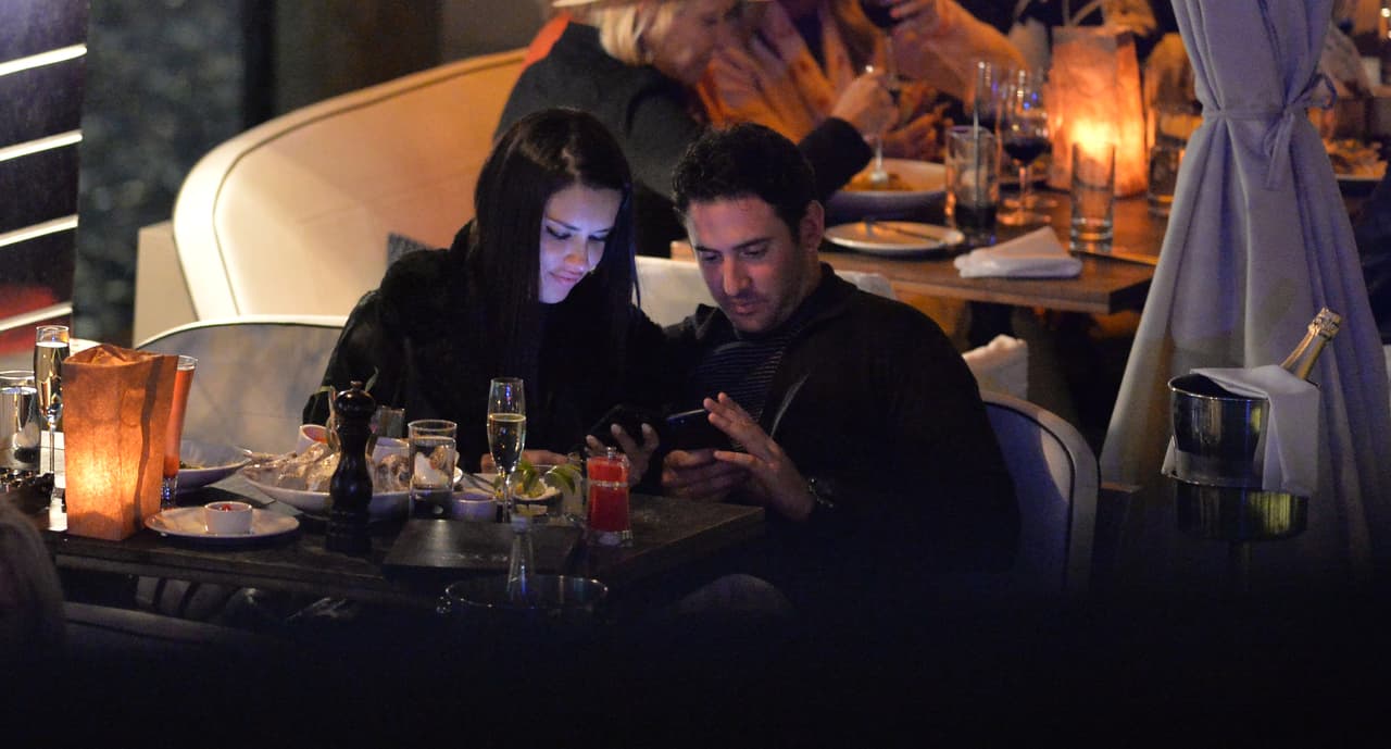 Adriana Lima rompió con el receptor de New England Patriots Julian Edelman hace sólo una semana. Sin embargo, se le vio besándose en un restaurante con el chico malo de los muchachos de Nueva York Mitch, Matt Harvey. Estas son las primeras fotos de la nueva pareja. La pareja llegó en yate y cenaron y tomaron champán por horas en el River Yacht Club el 15 de marzo de 2017, en Miami, Florida.