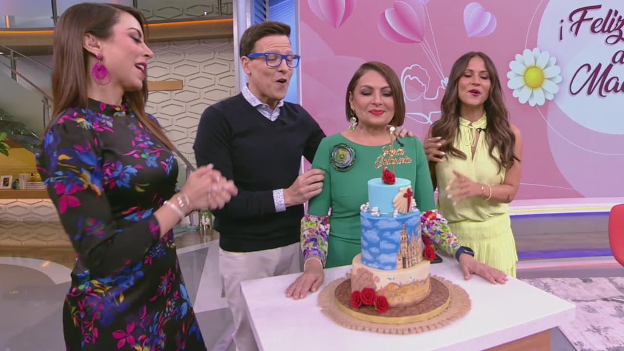 Sorprendimos a María Antonieta Collins con un pastel por sus 70 años