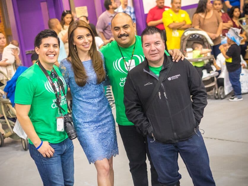 Cientos de personas asistieron a la Feria Financiera 2016 de Univision Arizona., donde estuvo presente la experta Julie Stav y talento del canal.