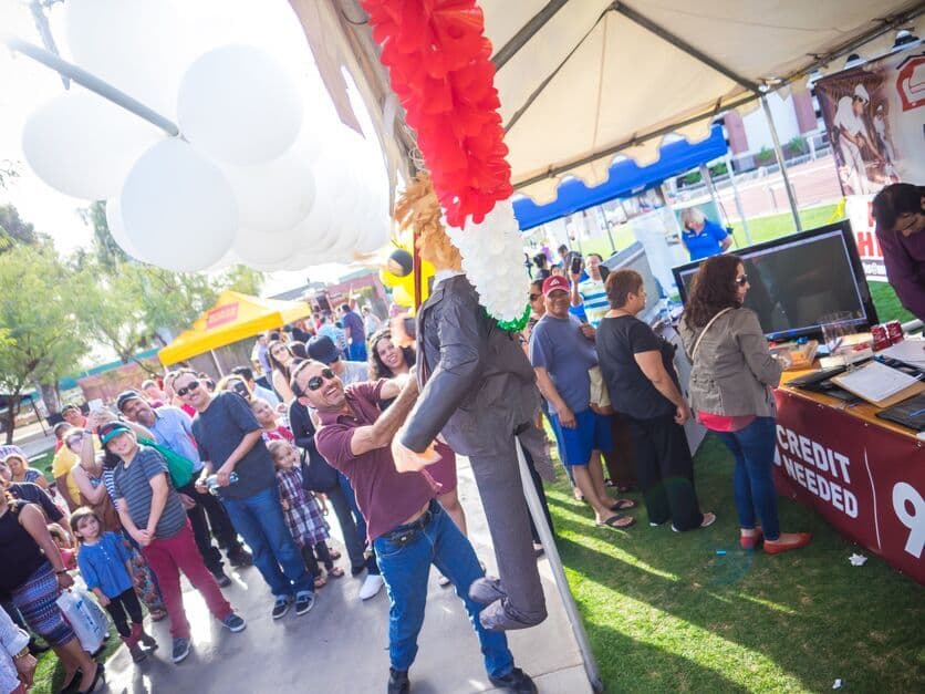 Cientos de personas asistieron a la Feria Financiera 2016 de Univision Arizona., donde estuvo presente la experta Julie Stav y talento del canal.