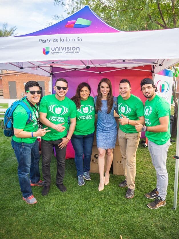 Cientos de personas asistieron a la Feria Financiera 2016 de Univision Arizona., donde estuvo presente la experta Julie Stav y talento del canal.