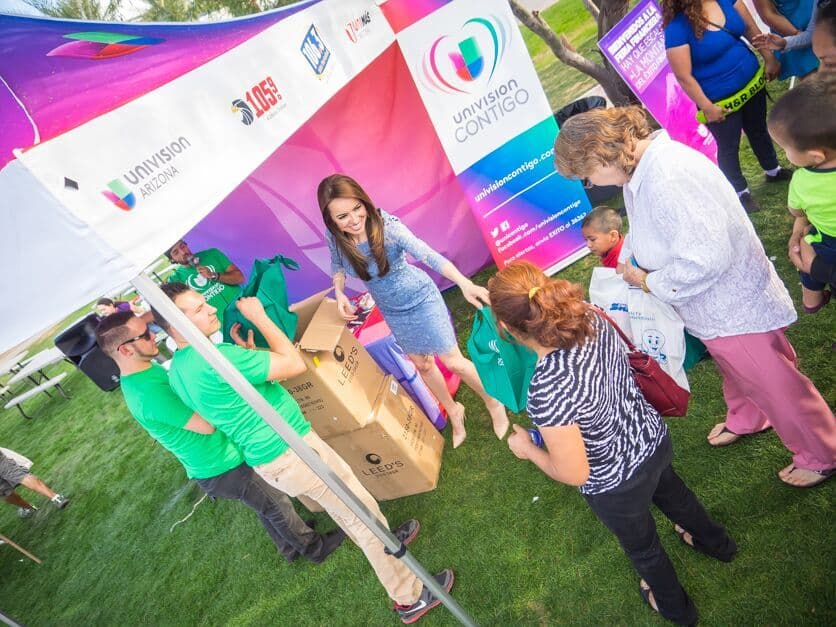 Cientos de personas asistieron a la Feria Financiera 2016 de Univision Arizona., donde estuvo presente la experta Julie Stav y talento del canal.