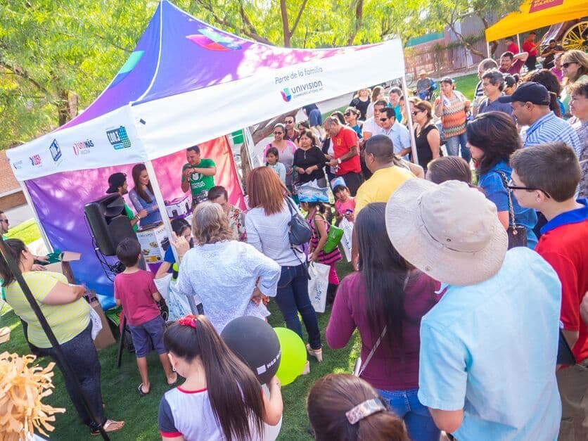 Cientos de personas asistieron a la Feria Financiera 2016 de Univision Arizona., donde estuvo presente la experta Julie Stav y talento del canal.