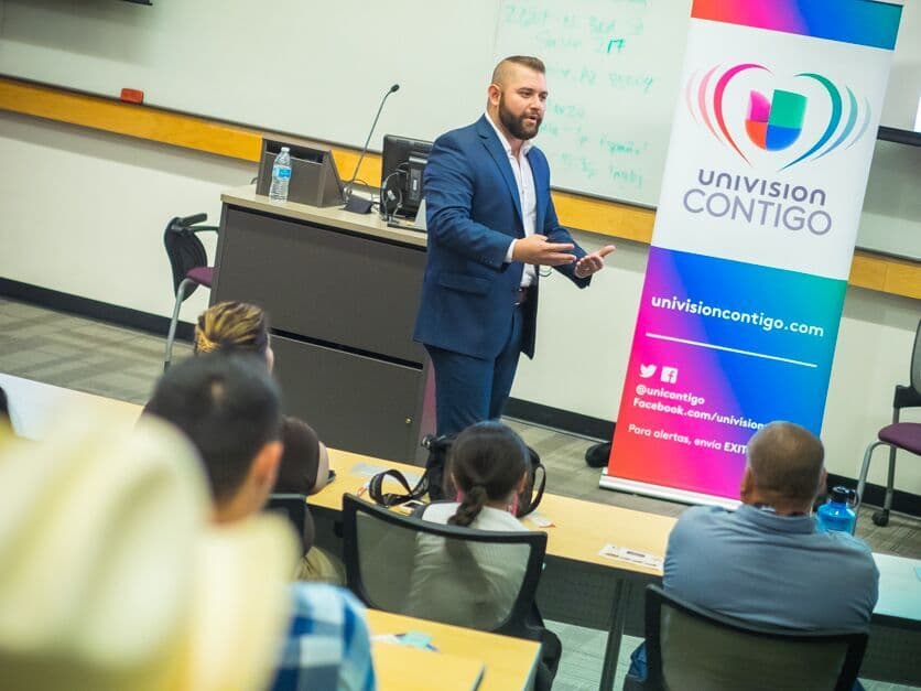 Cientos de personas asistieron a la Feria Financiera 2016 de Univision Arizona., donde estuvo presente la experta Julie Stav y talento del canal.