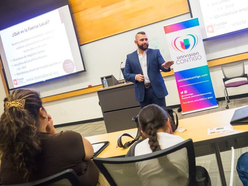 Cientos de personas asistieron a la Feria Financiera 2016 de Univision Arizona., donde estuvo presente la experta Julie Stav y talento del canal.