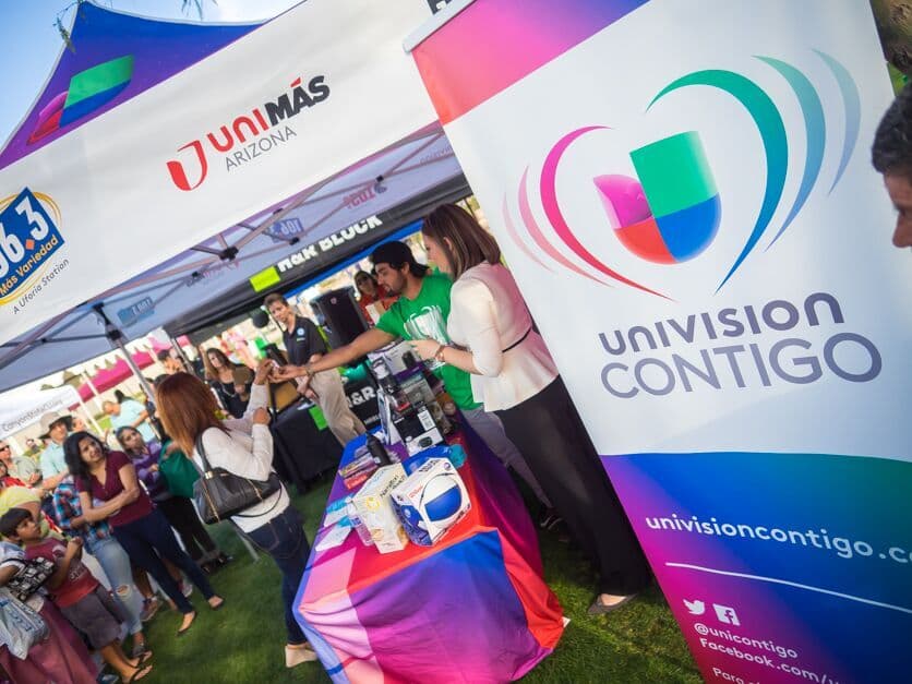 Cientos de personas asistieron a la Feria Financiera 2016 de Univision Arizona., donde estuvo presente la experta Julie Stav y talento del canal.