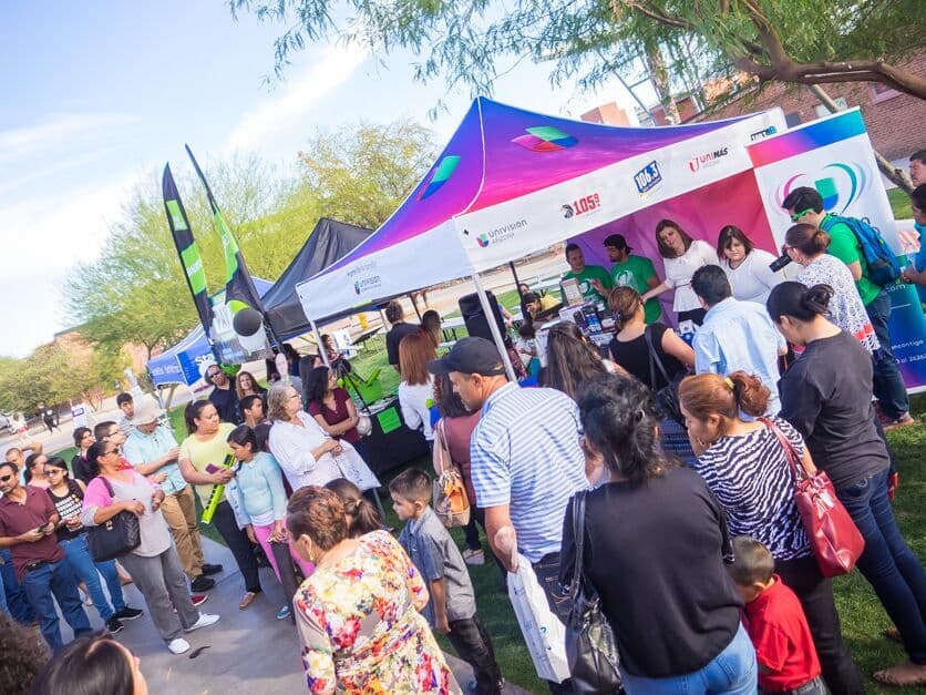 Cientos de personas asistieron a la Feria Financiera 2016 de Univision Arizona., donde estuvo presente la experta Julie Stav y talento del canal.