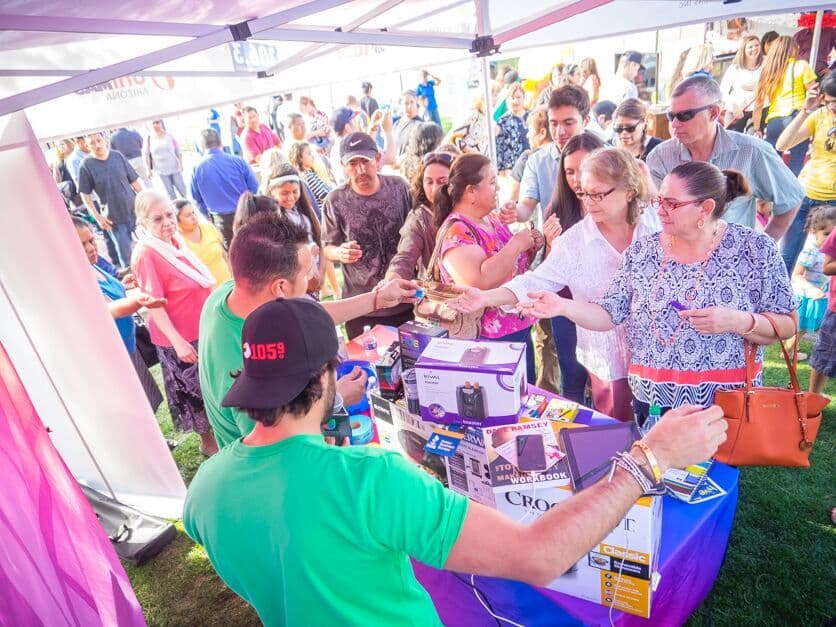 Cientos de personas asistieron a la Feria Financiera 2016 de Univision Arizona., donde estuvo presente la experta Julie Stav y talento del canal.