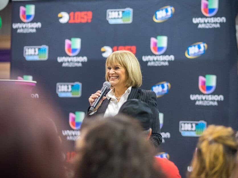Cientos de personas asistieron a la Feria Financiera 2016 de Univision Arizona., donde estuvo presente la experta Julie Stav y talento del canal.