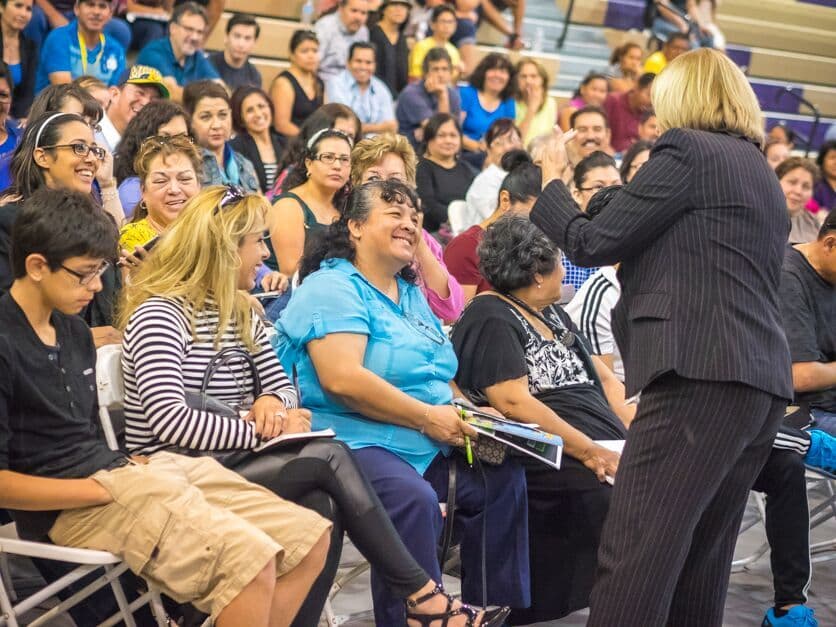 Cientos de personas asistieron a la Feria Financiera 2016 de Univision Arizona., donde estuvo presente la experta Julie Stav y talento del canal.
