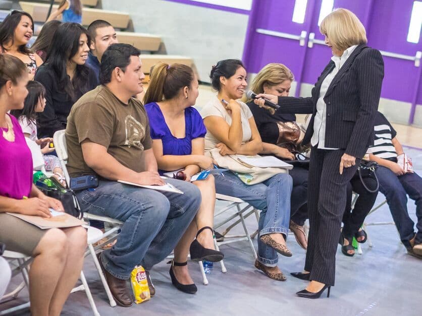 Cientos de personas asistieron a la Feria Financiera 2016 de Univision Arizona., donde estuvo presente la experta Julie Stav y talento del canal.