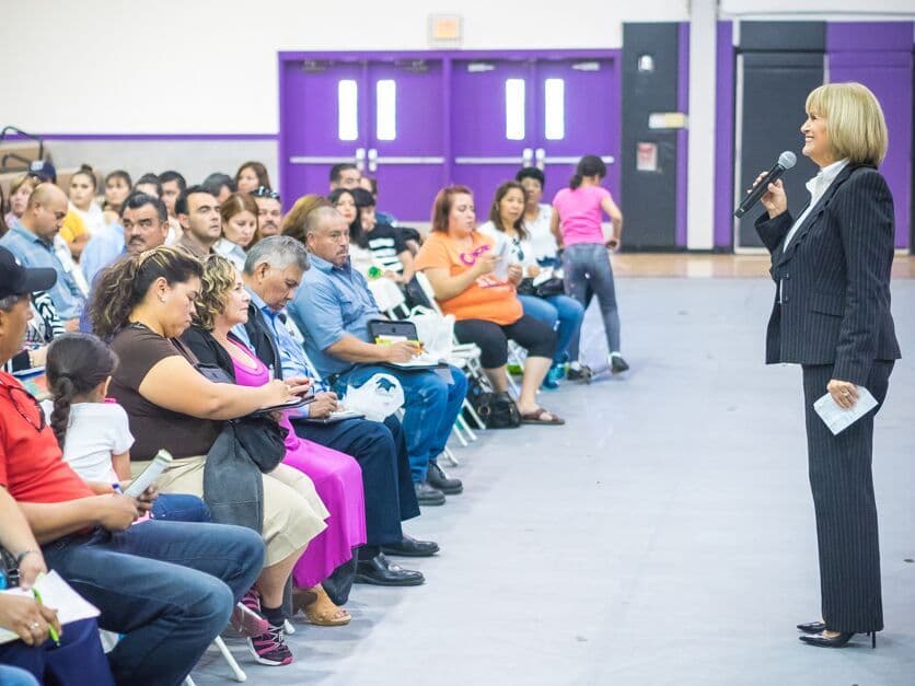 Cientos de personas asistieron a la Feria Financiera 2016 de Univision Arizona., donde estuvo presente la experta Julie Stav y talento del canal.
