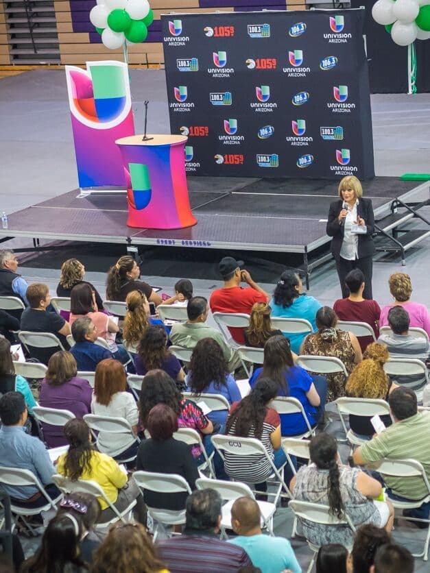 Cientos de personas asistieron a la Feria Financiera 2016 de Univision Arizona., donde estuvo presente la experta Julie Stav y talento del canal.