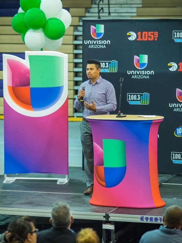Cientos de personas asistieron a la Feria Financiera 2016 de Univision Arizona., donde estuvo presente la experta Julie Stav y talento del canal.