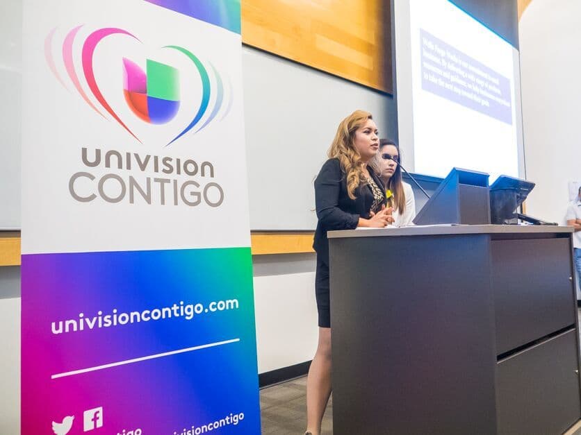 Cientos de personas asistieron a la Feria Financiera 2016 de Univision Arizona., donde estuvo presente la experta Julie Stav y talento del canal.