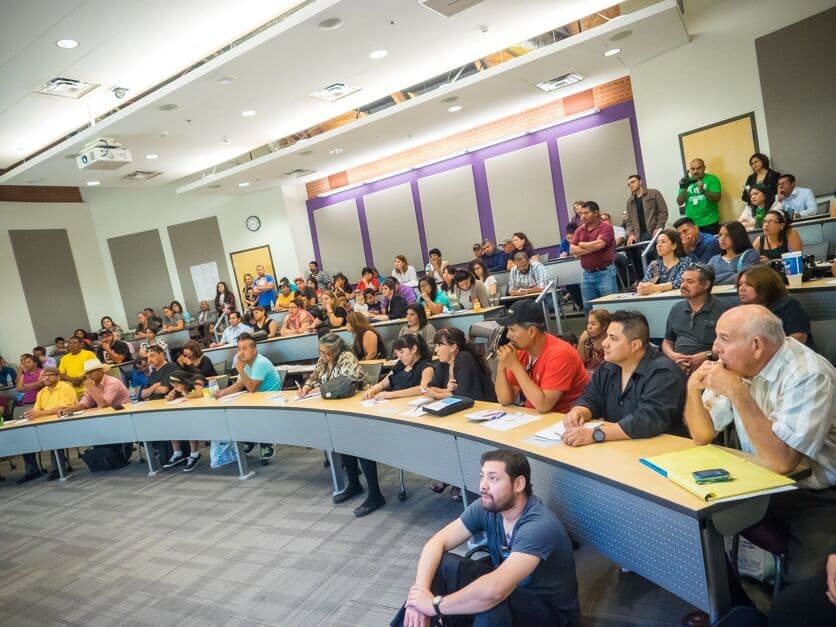 Cientos de personas asistieron a la Feria Financiera 2016 de Univision Arizona., donde estuvo presente la experta Julie Stav y talento del canal.