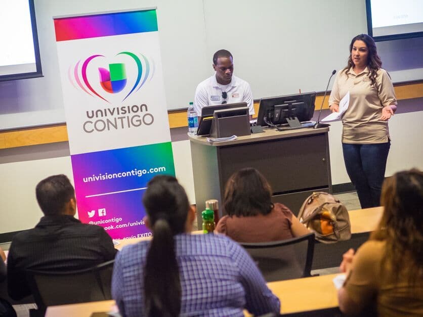 Cientos de personas asistieron a la Feria Financiera 2016 de Univision Arizona., donde estuvo presente la experta Julie Stav y talento del canal.