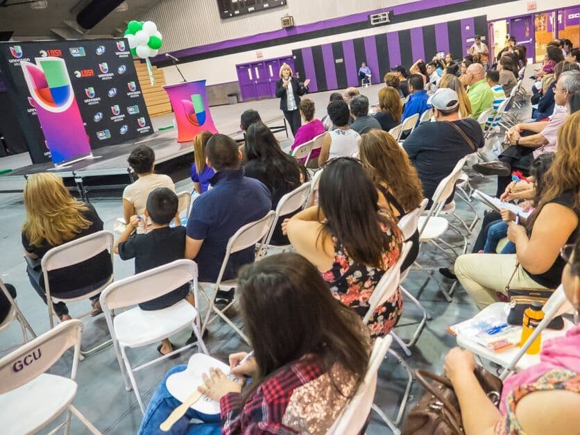 Cientos de personas asistieron a la Feria Financiera 2016 de Univision Arizona., donde estuvo presente la experta Julie Stav y talento del canal.
