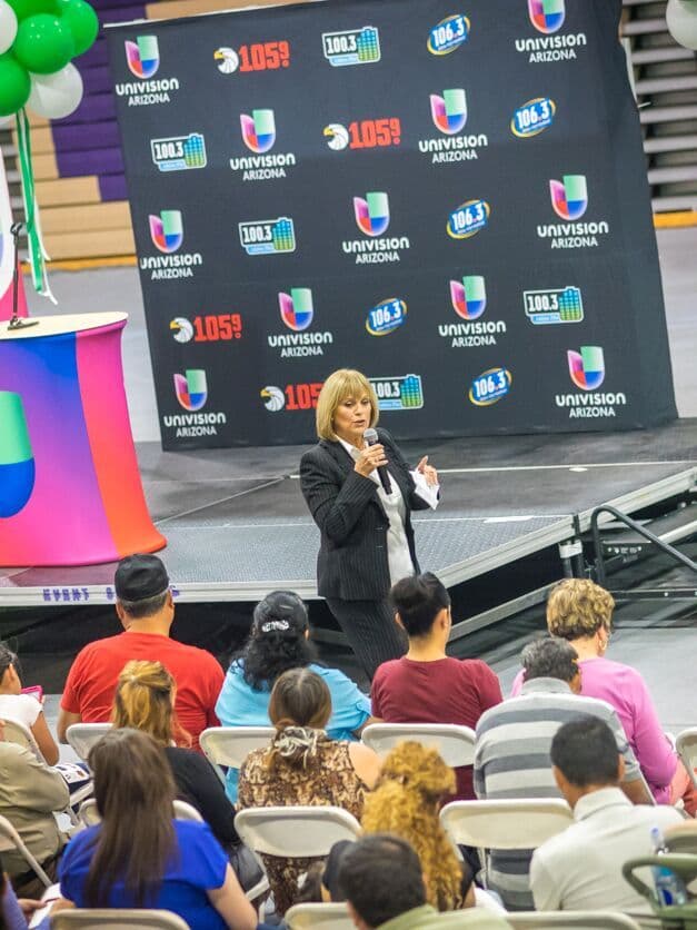 Cientos de personas asistieron a la Feria Financiera 2016 de Univision Arizona., donde estuvo presente la experta Julie Stav y talento del canal.